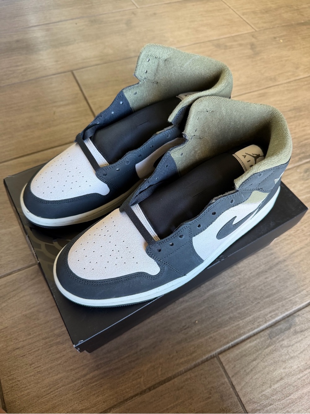 Air Jordan 1 Mid SE